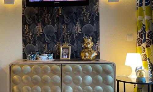 *A setting between Dordogne and swimming pool*