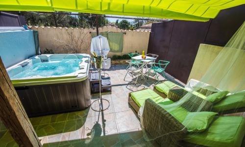 Gîte avec jacuzzi privatif dans un mas provençal
