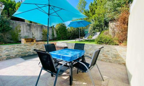 Villa récente avec accès à la plage par chemin à l'arrière de la maison