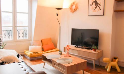 Bright 28m overlooking the Paris rooftops