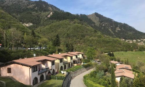 großzügiges Ferienhaus mit Seeblick und Garten in ruhiger Lage von Tignale am Gardasee
