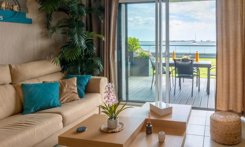RÉF 231 - PORT-LOUIS appartement type 2 pleine vue Petite Mer avec terrasse, parking et garage dans résidence récente