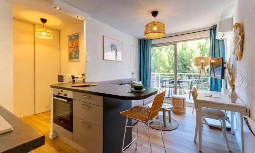 Appartement rénové, calme et proche des plages.