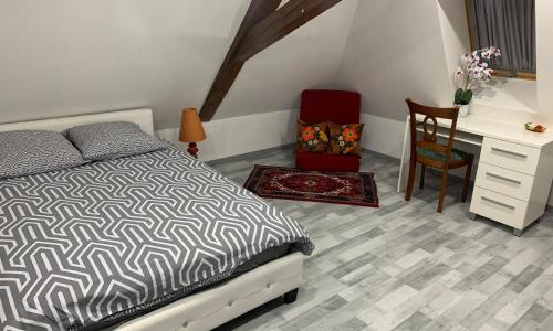 Chambre rustique avec double lit et sa salle de bain privée