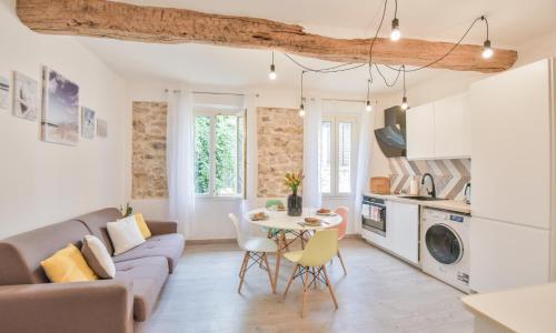 New superb flat in old Antibes, AC, WIFI, for 4