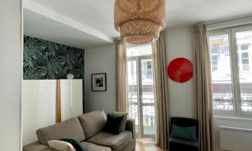Appartement à côté de la plage avec balcon filant