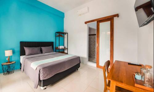 Greek House: Room w/Desk and Shared Pool&Kitchen/6