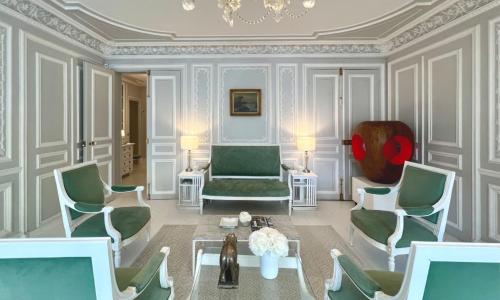 Bright and well-decorated Parisian-style nest