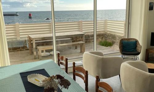 L'abri du canot face à la mer