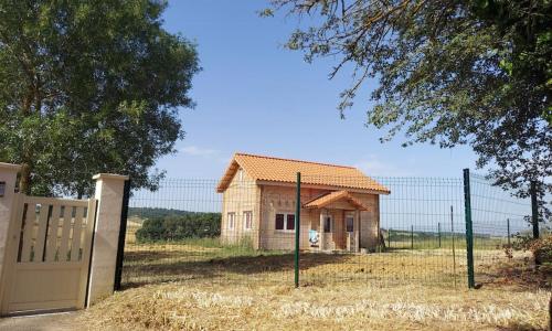 Chalet avec un grand jardin clos.