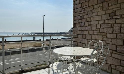 504 - A Erquy, en bordure de la plage du centre, à 800m des commerces