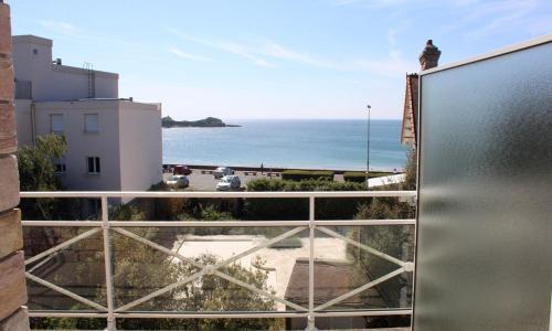 521 - Bel appartement avec balcon vue mer à Erquy en bordure de la plage du centre et à 300m des commerces