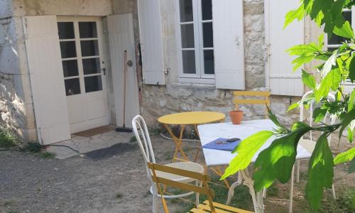 Le Murier,maison en pierre en coeur de village en dordogne