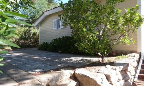 GASMIM57 - Golfe de St-Tropez - Chalet californien dans un domaine arboré à Gassin