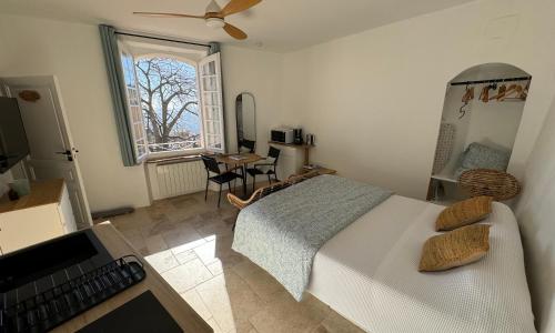 Studio Liège, vue mer au village de Bormes les Mimosas