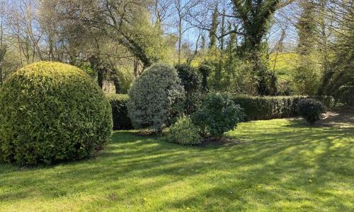 900 - Jolie maison en pierre à proximité du Bois de Cavé et de la Plage de Caroual dans un quartier calme