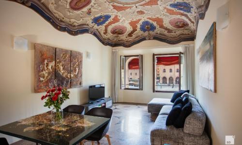 Urbanicooh Paracelso - Piazza Maggiore View