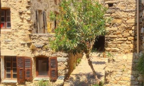 Appartement médiéval au cœur du village de Lama