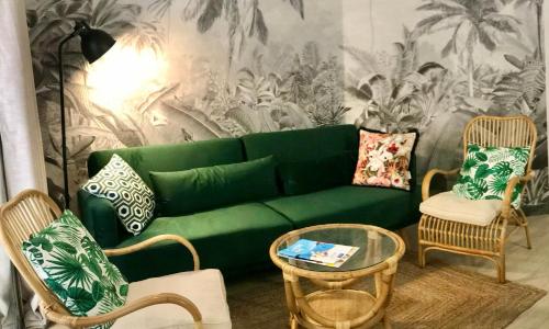 STEPS TO THE BEACH apart in CANNES with Parking