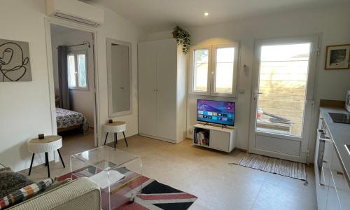 Walk to town cozy house