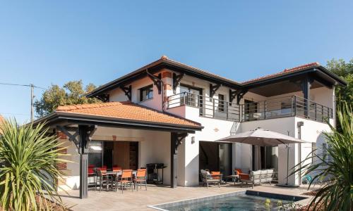 VILLA FABIENNE en plein centre ville avec piscine chauffée pour 6 personne