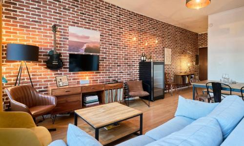 1 bedroom apartment near metro, shops & schools