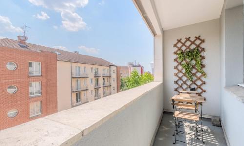 1 bedroom apartment with balcony - near metro