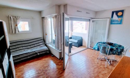 appartement 2 chambres, loggia, piscine, parking.