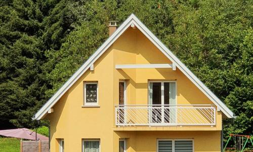 Adossée à la colline