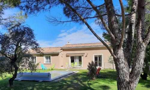 A pretty family house located in a tranquil area with a pretty view of the Luberon range.