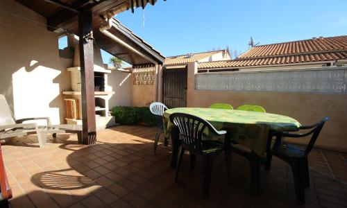 Villa 6 couchages 3 chambres terrasse ombragée parking dans résidence sécurisée piscine commune 400m de la mer LRJP93