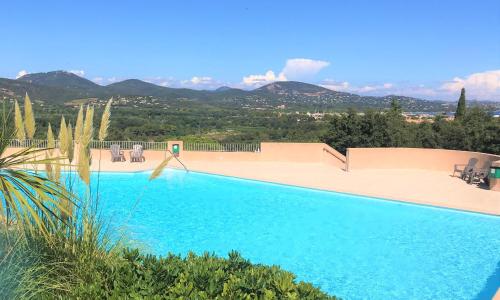 GASCOU - Golfe de St-Tropez - Mazet dans un domaine avec piscine et terrain de tennis