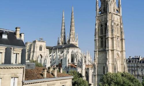 Lumineux appartement sous les toits à Pey Berland