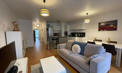 Appartement 2 pièces 57m2 Terrasse sur cour Proche Paris Porte Maillot