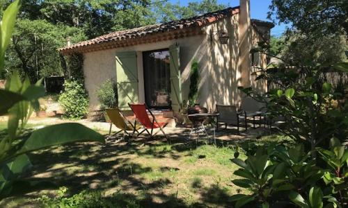 Petit mas provencal meublé de tourisme 3 étoiles - 3 pers 1 piece 30 m2 tout confort lisière foret jardin Jacuzzi Piscine