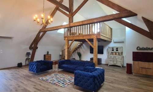 Modern, spacious 2 bed riverfront apartment with pool for 4-6 people