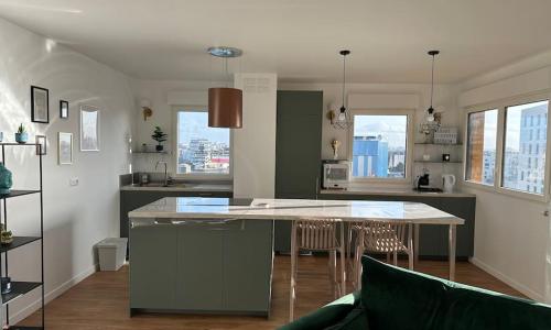 Appartement spacieux doté d'une grande terrasse, proche Paris. Parking gratuit