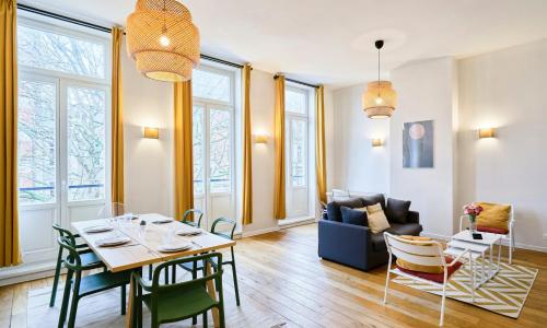 Charming flats on the big boulevard + car park!