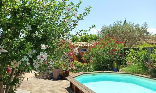Maison d'une chambre avec piscine partagee jacuzzi et terrasse a L'Isle sur la Sorgue