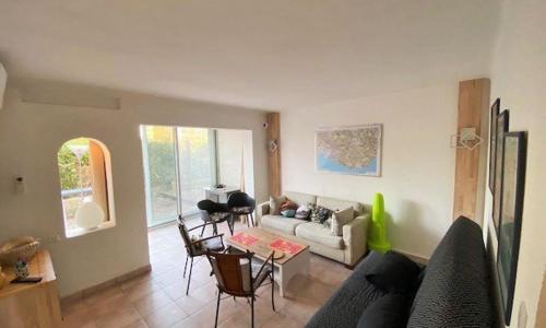 Bel appartement avec jardin à seulement 50 m de la plage et de Sanary.Climatisation