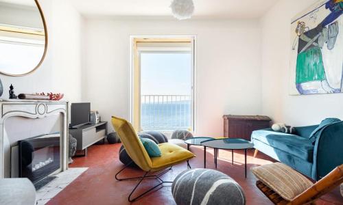 Amazing flat on the sea