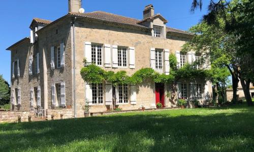 Grande maison en pierre avec piscine, sauna et jacuzzi