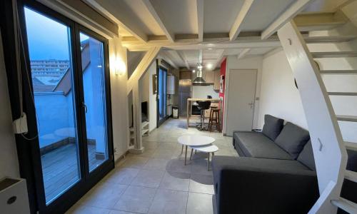 FATHALA - appartement lumineux en dernier étage - face à la gare routière