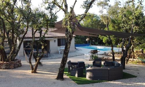 Villa avec piscine sur terrain clôt