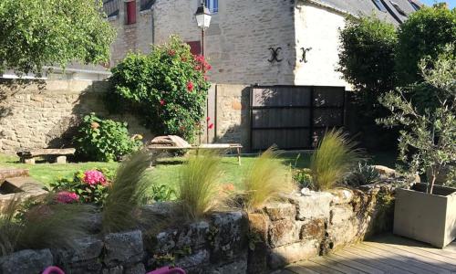 Maison de charme, jardin clos sud, terrasse, 2 minutes plages, au cœur du village de Piriac, 4 chambres 2 SDB.