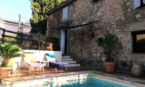 Grande maison en pierre dans la colline varoise