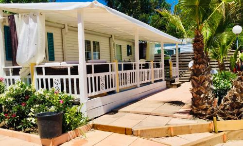 MOBIL HOME PLAGE DE PAMPELONNE SUR UN TRES BEL EMPLACEMENT SURPLOMBANT LA BAIE DE PAMPELONNE