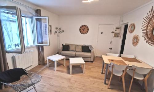 Bourse appartement une chambre séparée cœur de ville