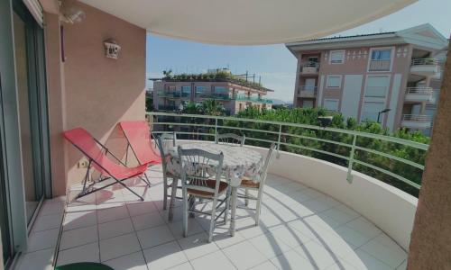 FREJUS-APPARTEMENT DEUX PIECES-4 Voyageurs-50mètres des plages