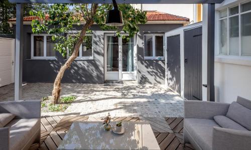 Lovely little house with private garden in Paris